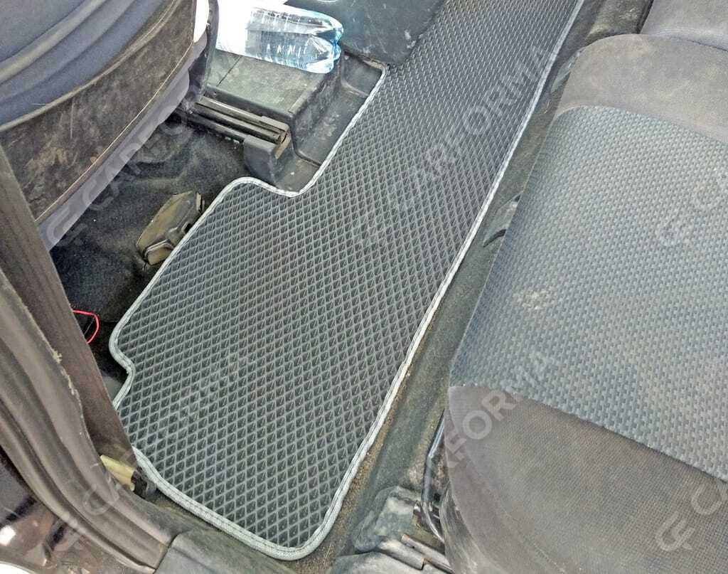 Коврики на Toyota Wish I 2003&nbsp;-&nbsp;2009 в Хабаровске