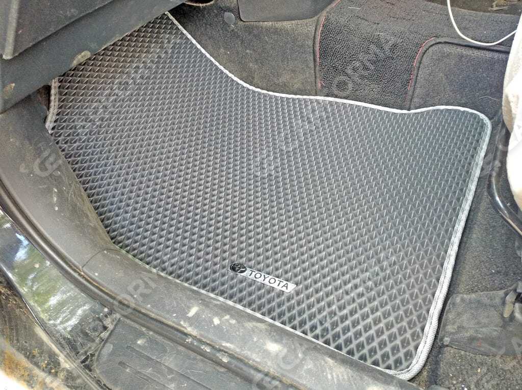Коврики на Toyota Wish I 2003&nbsp;-&nbsp;2009 в Хабаровске